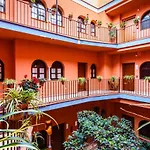 Patio De La Alameda